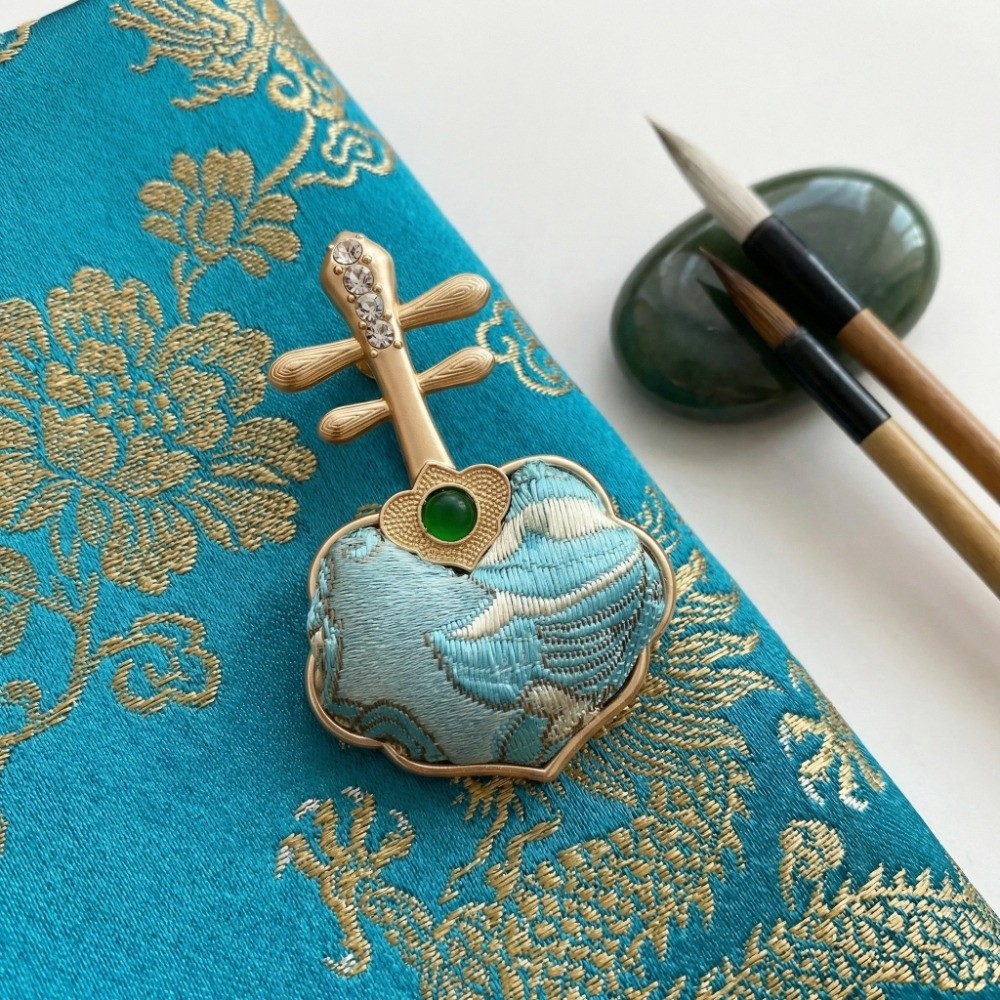 Broche de brocado con diseño d - Song With Musical Instrument reseña y precio