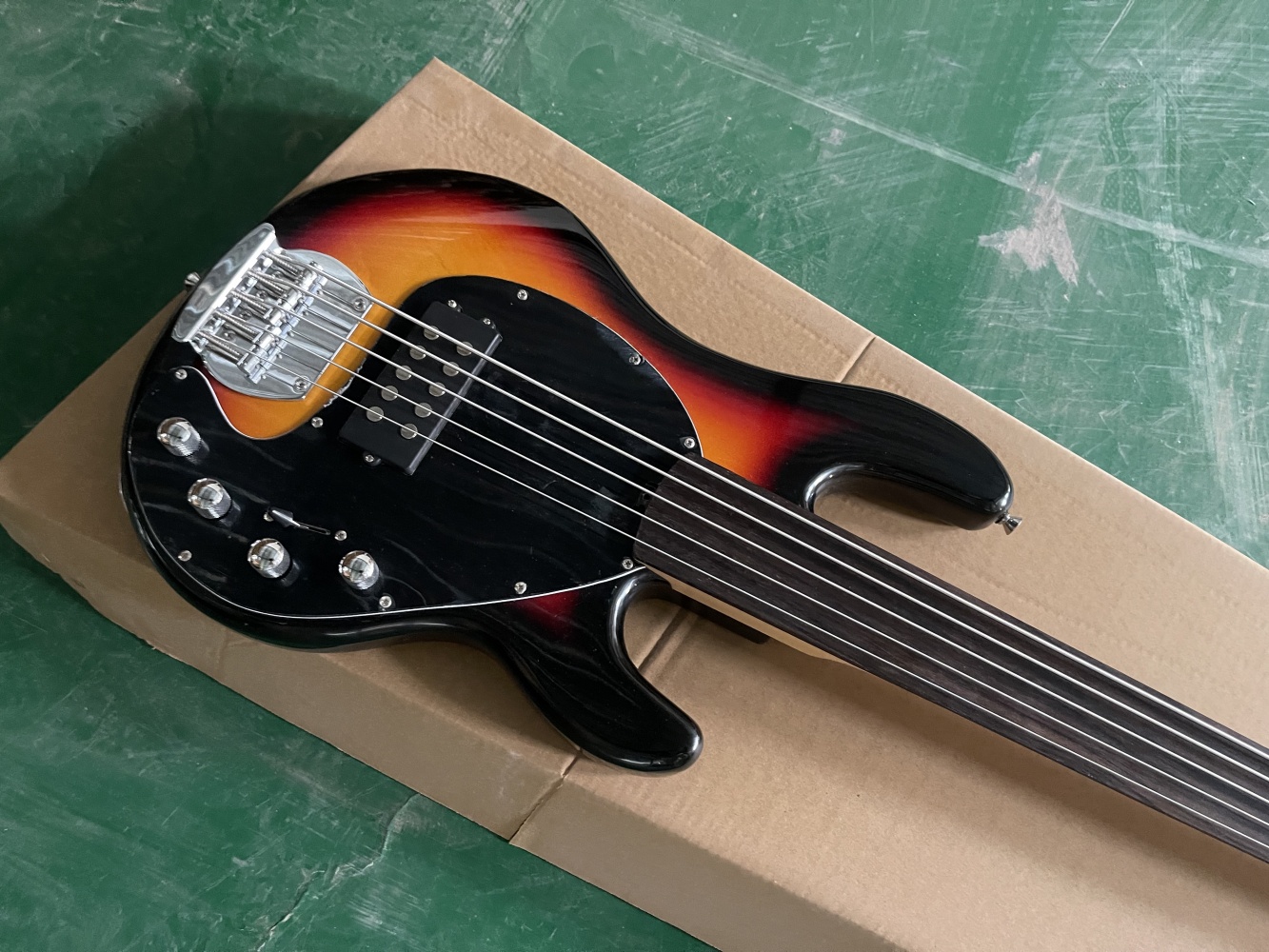 Bajo de 5 cuerdas Sunset, bajo - Bass Guitar Fretless reseña y precio