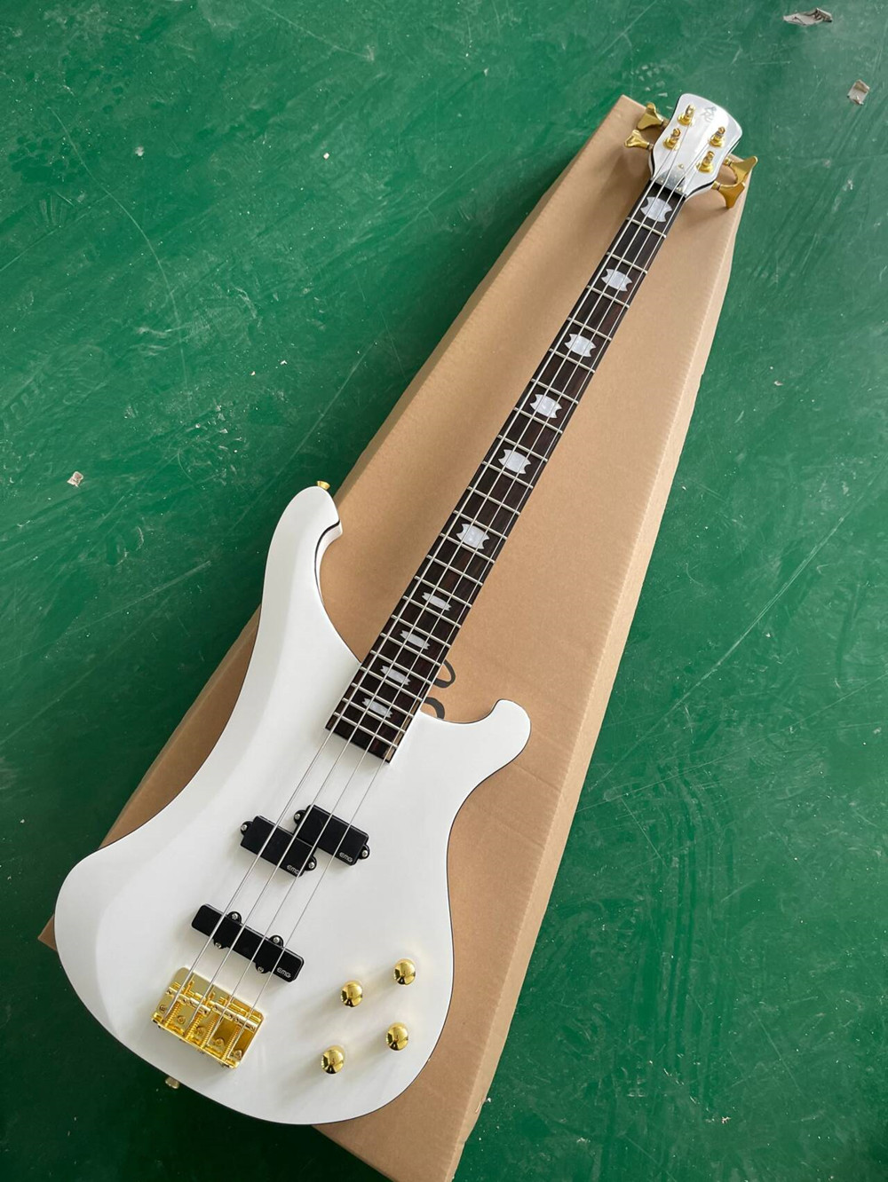Bajo eléctrico blanco de 4 cue - Bass Guitar Fretless reseña y precio