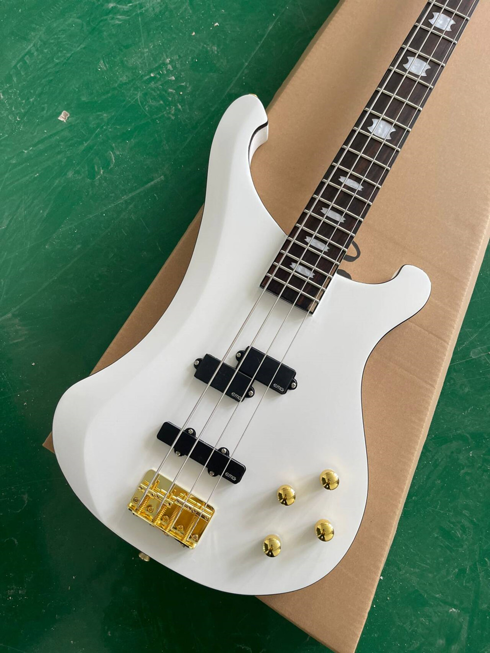 Bajo eléctrico blanco de 4 cue - Bass Guitar Fretless reseña y precio